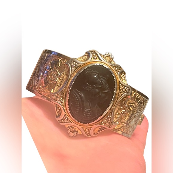 Stunning vintage Gold & silver finish plated flower etched TROJAN Cameo bangle - Picture 2 of 12